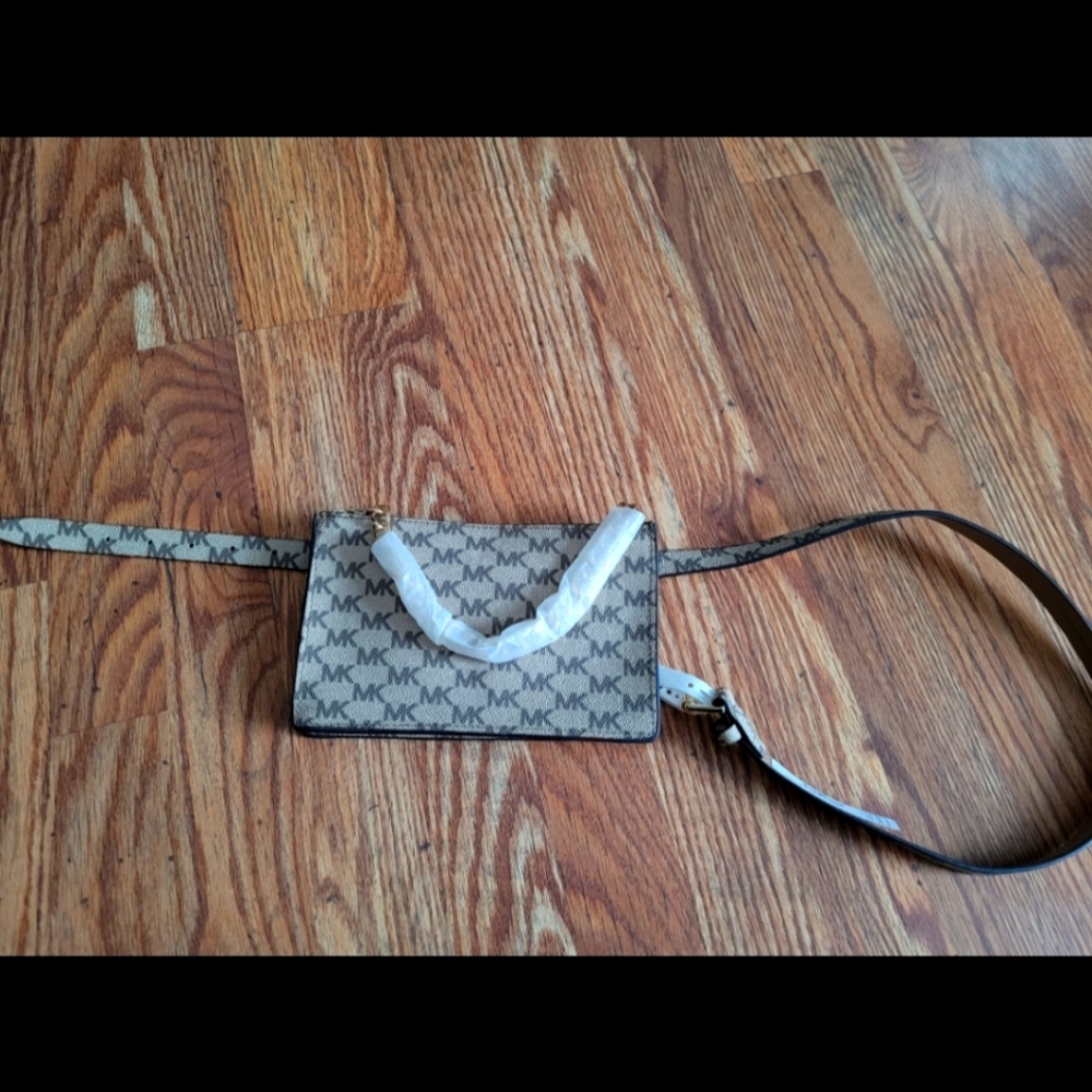 Michael Kors MK Signature Fanny Pack Belt …